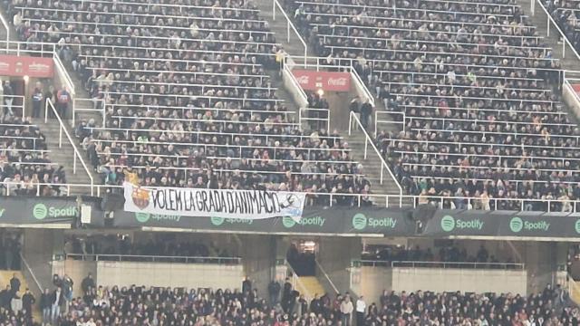 Pancarta a favor de la Grada d'Animació exhibida delante del palco en el Barça-Rayo