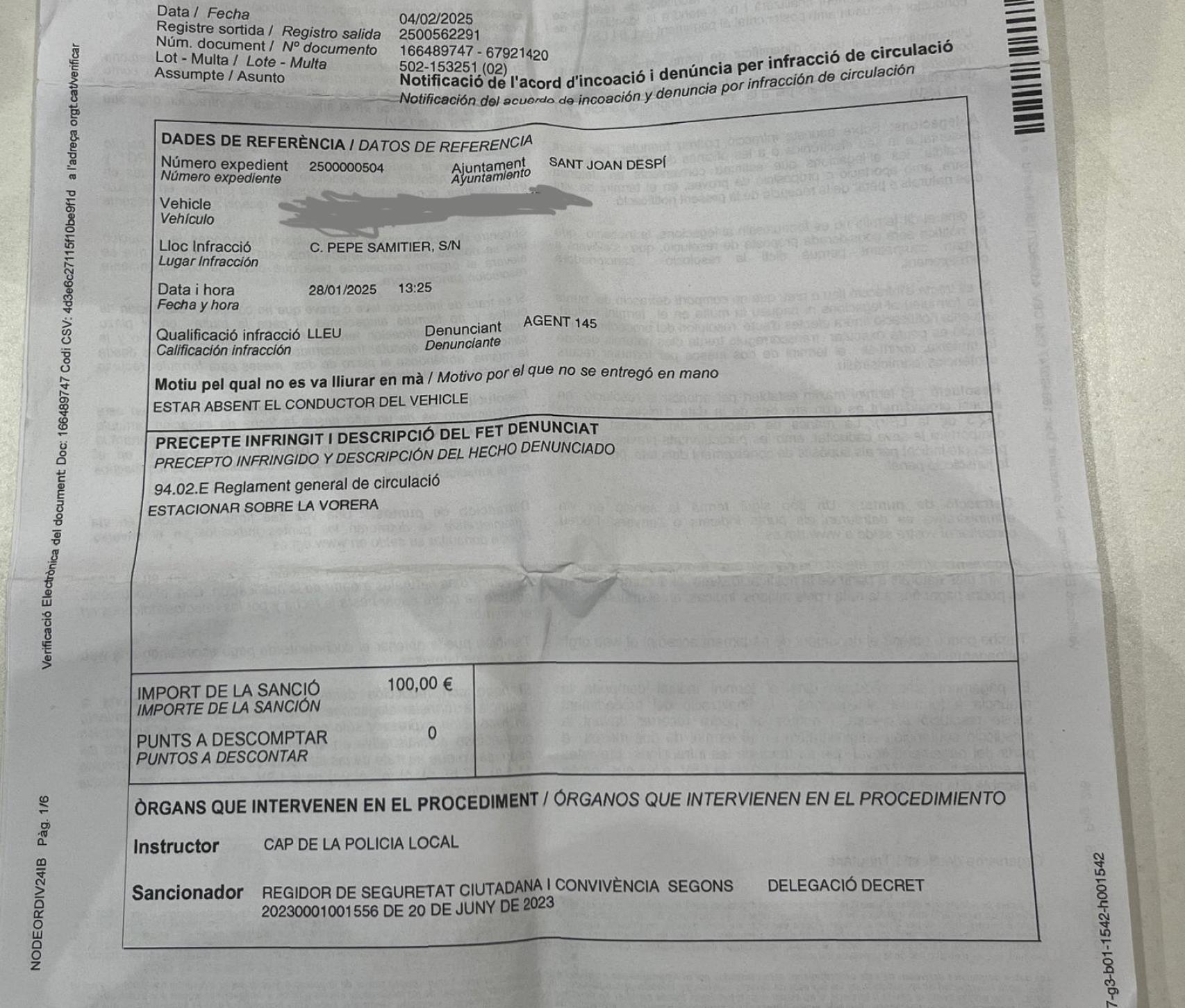 Multa de la policía local de Sant Joan Despí por aparcar motos encima de la acera, en frente de la Ciutat Esportiva