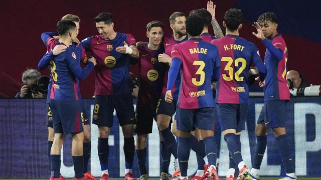 Los jugadores del Barça celebran el gol de Lewandowski al Rayo