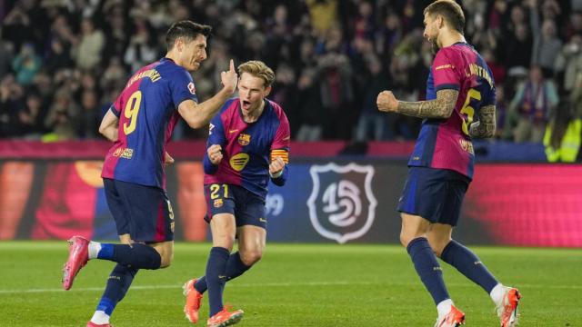 Robert Lewandowski celebra con Frenkie de Jong e Iñigo Martínez su gol al Rayo Vallecano