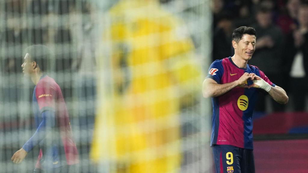Robert Lewandowski celebra su gol de penalti al Rayo Vallecano