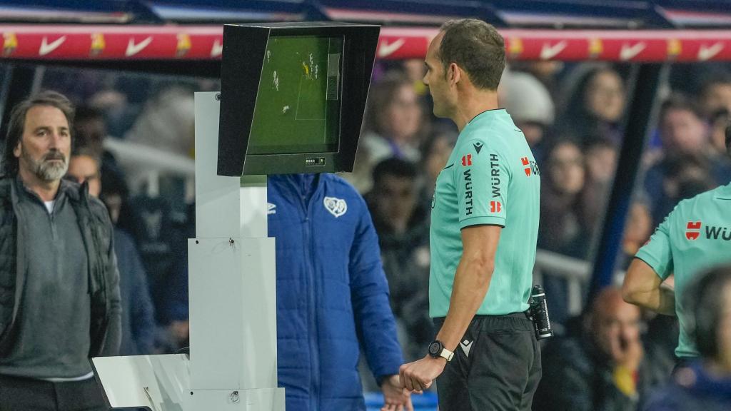 Mario Melero López revisa el agarrón a Iñigo Martínez en el VAR durante el Barça-Rayo