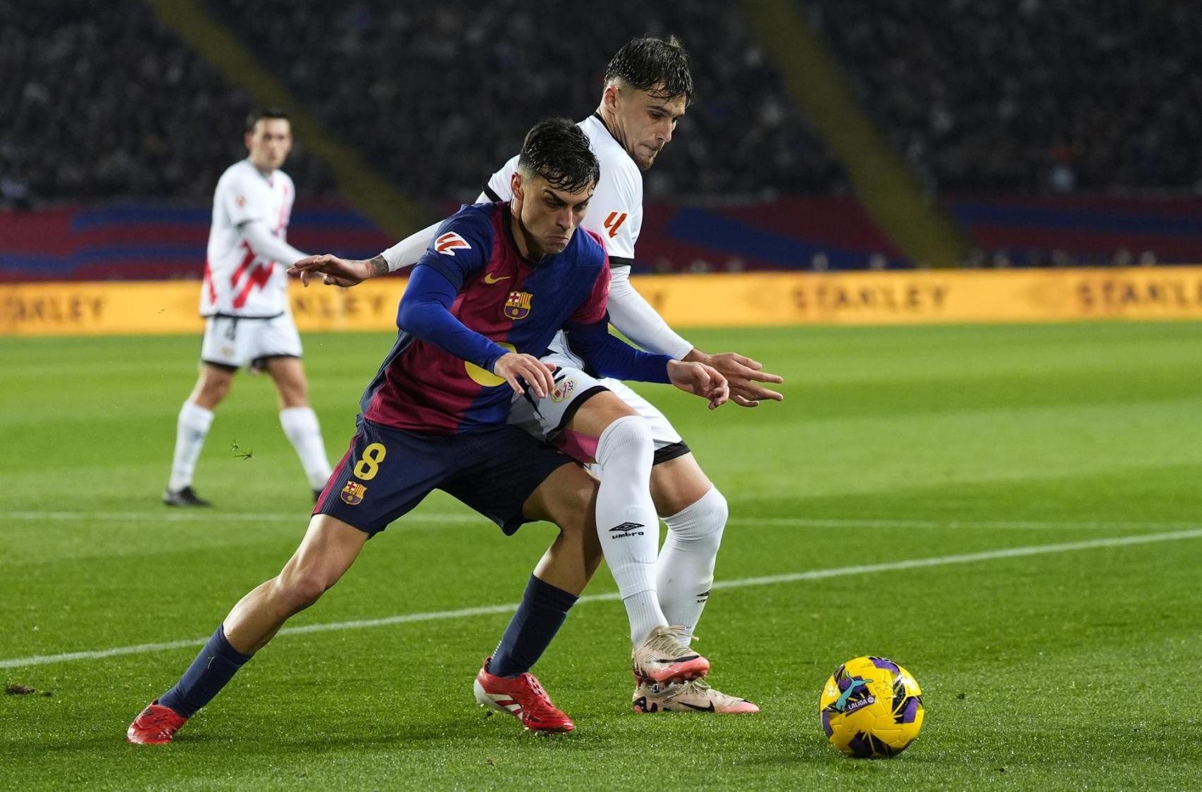 Pedi y Ratiu pugnan por el balón