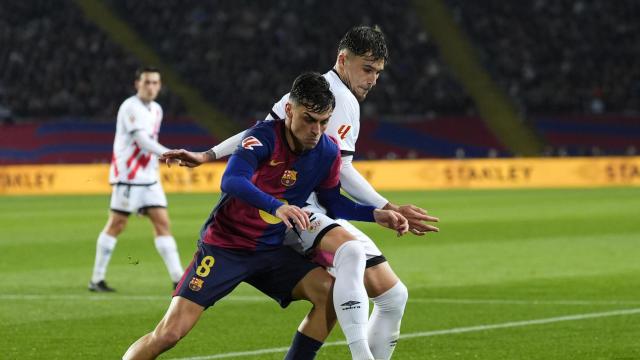 Pedi y Ratiu pugnan por el balón