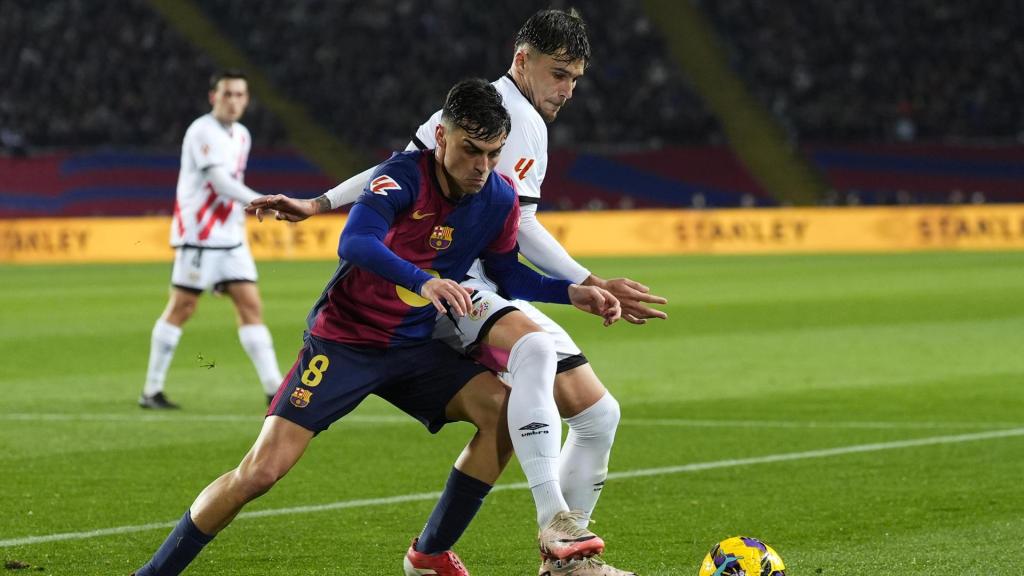 Pedi y Ratiu pugnan por el balón