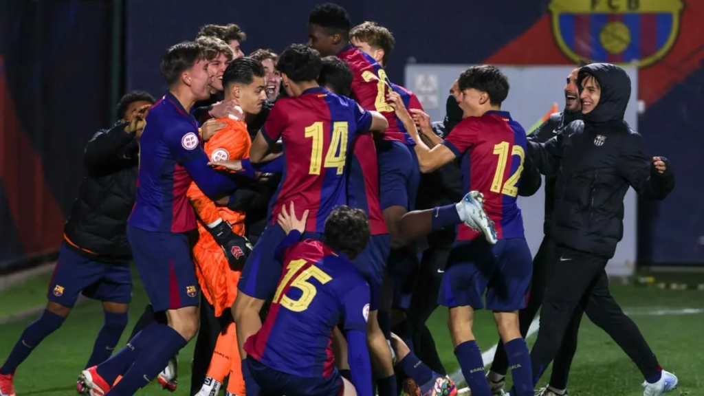 El Juvenil A del Barça celebra el pase a los cuartos de Copa del Rey tras el penalti marcado por Áron Yaakobishvili