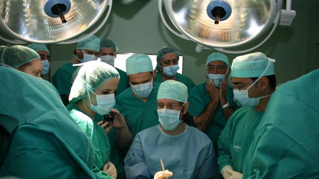 Varios médicos durante una operación en Barcelona