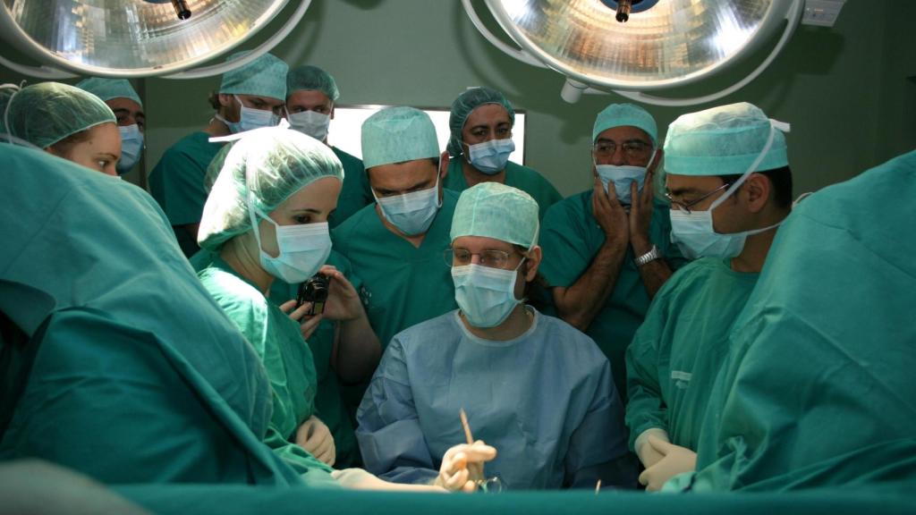 Varios médicos durante una operación en Barcelona