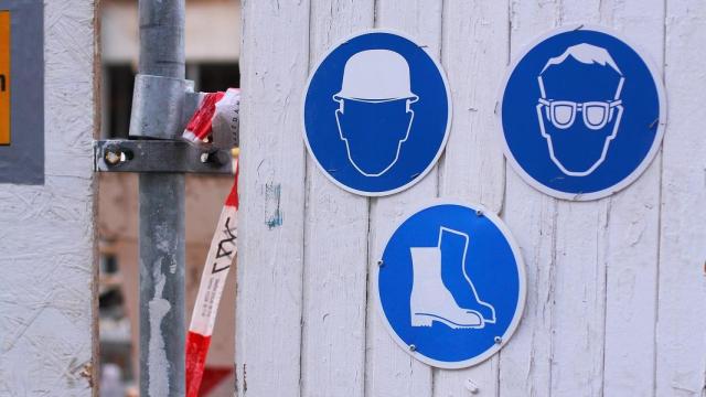 Símbolos de seguridad laboral en una obra