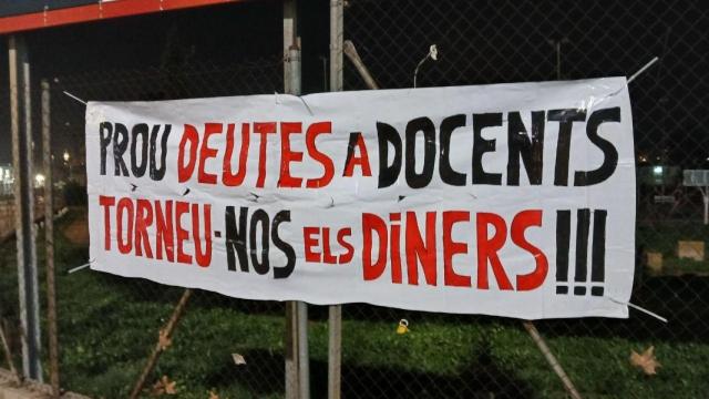 Pancarta de los profesores involucrados en la protesta