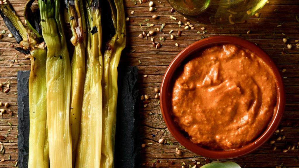 Calçots y salsa romesco