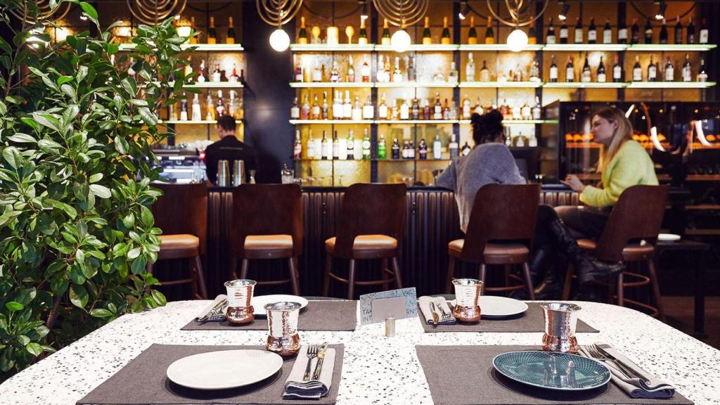 Imagen de platos preparados para servir en un restaurante