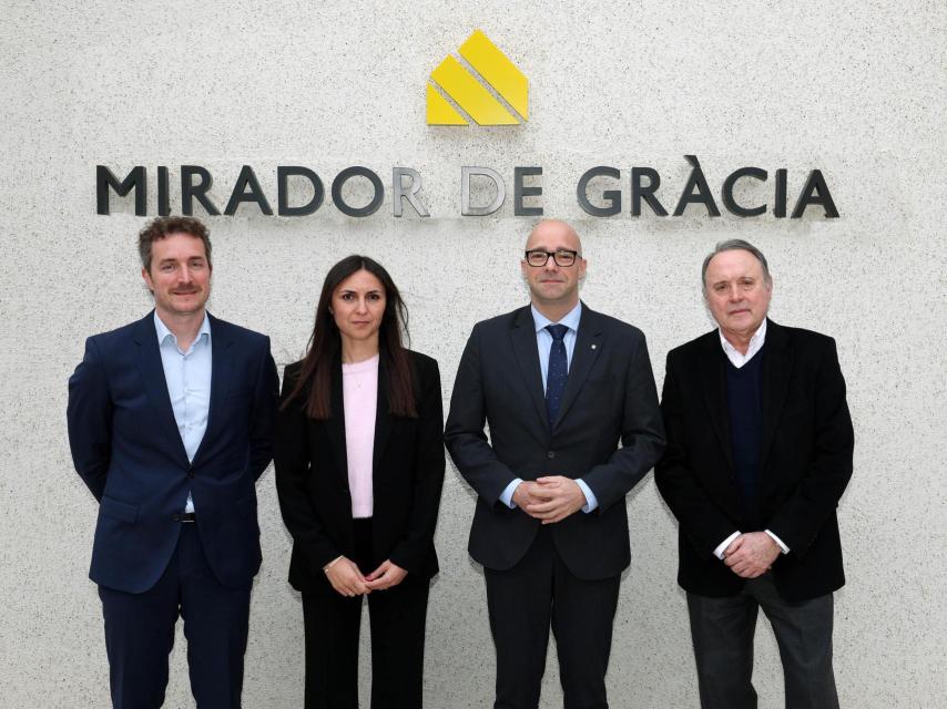 (de izquierda a derecha) Joaquim Rigau, director general de FIATC Residencias, Mar López, directora de la Residencia Mirador de Gràcia, Raúl Moreno, secretario general de Derechos Sociales e Inclusión de la Generalitat de Cataluña y Joan Castells, presidente ejecutivo de FIATC Seguros