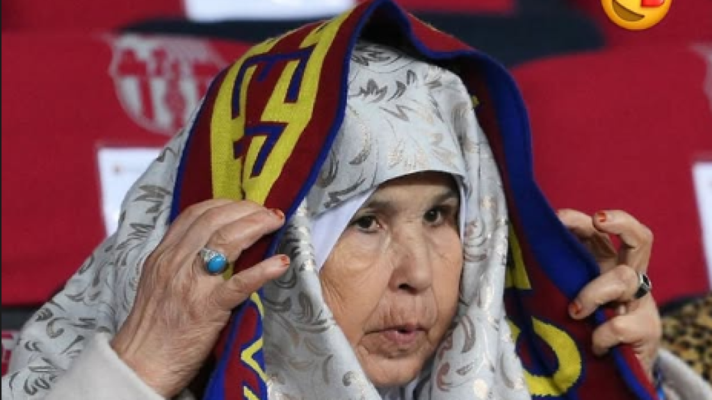 Fátima, la abuela de Lamien Yamal, en las gradas de Montjuïc durante el Barça-Rayo