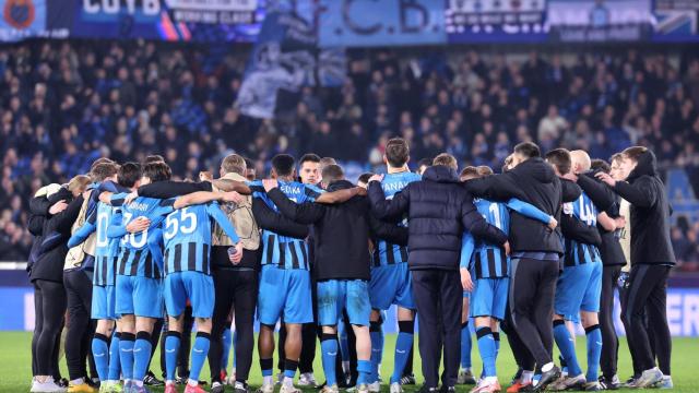 Los jugadores del Brujas hacen piña después de doblegar a la Atalanta en Champions League con golazo de Ferran Jutglà