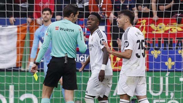 Vinicius Jr y Raúl Asencio protestan una decisión al árbitro Munuera Montero durante el Osasuna-Real Madrid
