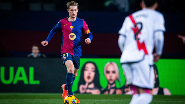 Frenkie de Jong conduce el balón en el Barça-Rayo