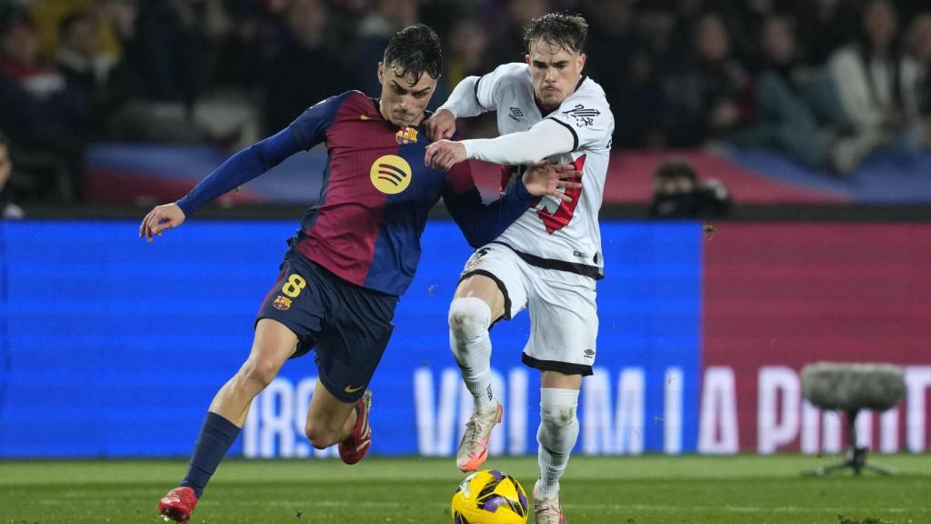 Pedri condueix la pilota en el Barça-Rayo, perseguit per un jugador rival