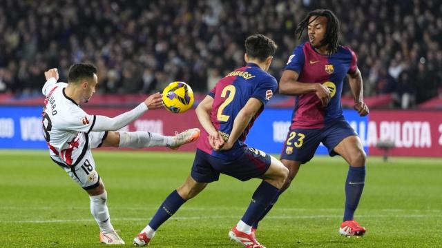 Jules Koundé y Pau Cubarsí defienden una volea de Álvaro García en el Barça-Rayo