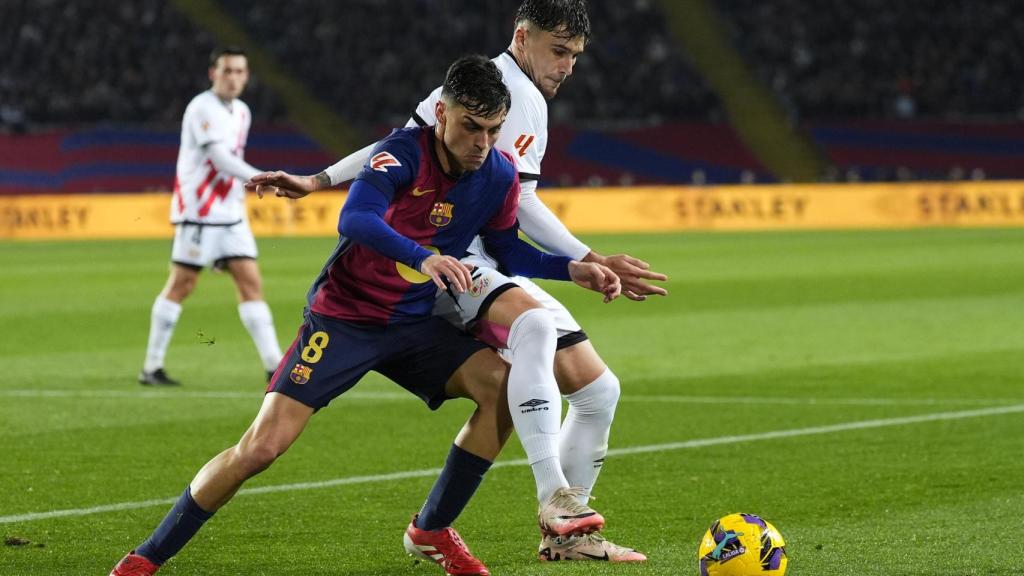 Pedri lluita per la possessió de la pilota contra un jugador del Rayo