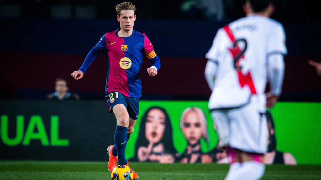 Frenkie de Jong conduce el balón en el Barça-Rayo