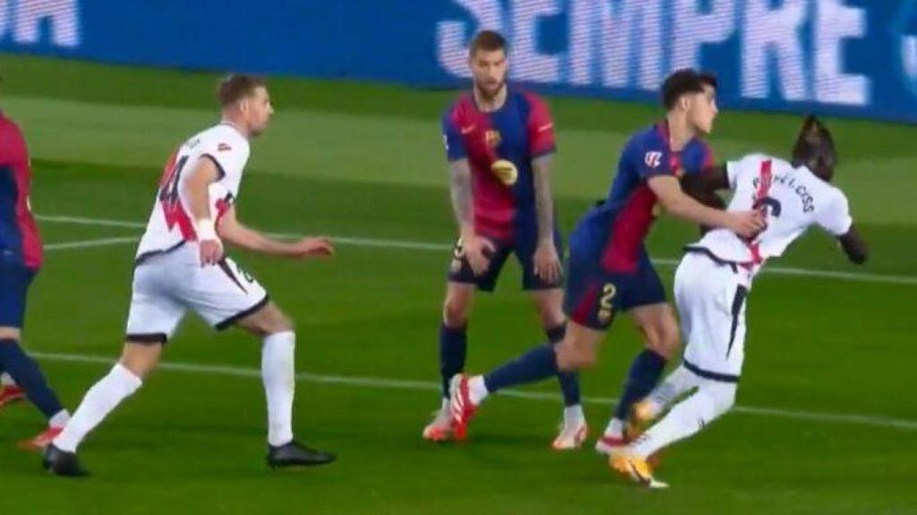 Cubarsí agarra a Ciss durante el Barça-Rayo