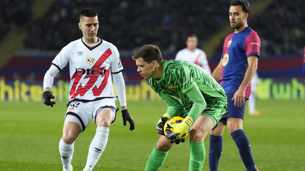 Wojciech Szczesny atrapa el balón en el partido Barça-Rayo