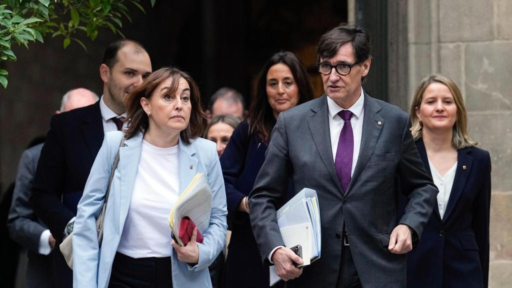 El presidente de la Generalitat, Salvador Illa, acompañado por la consellera de Territorio, Vivienda y Transición Ecológica, Silvia Paneque (i), a su llegada a la reunión semanal del gobierno catalán, después de haber anunciado un acuerdo con ERC para constituir la nueva empresa mixta que gestionará Rodalies