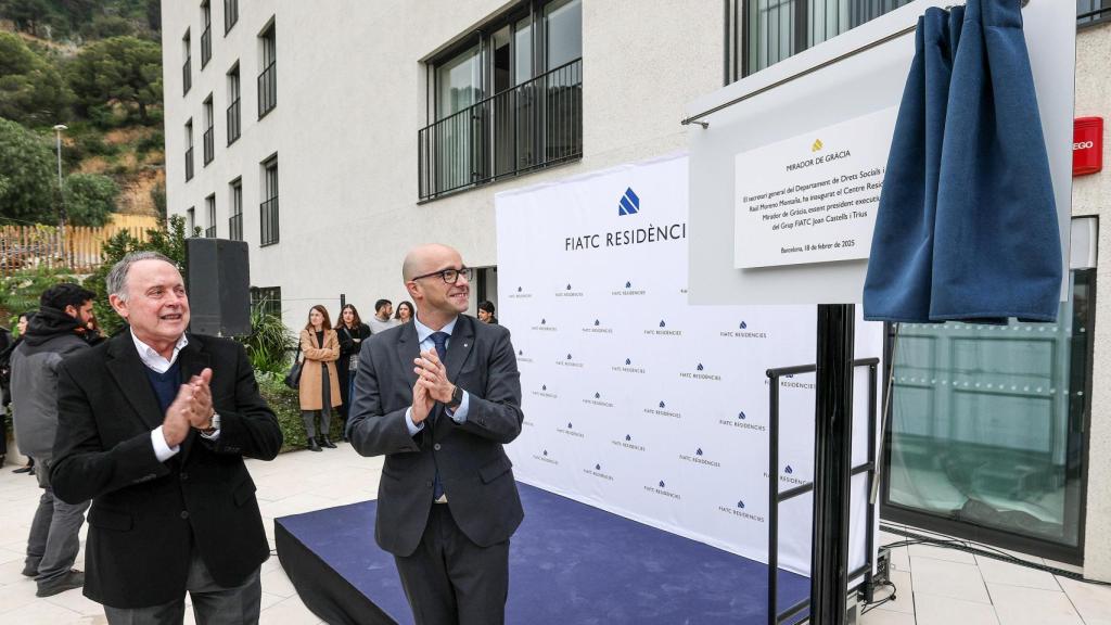 Joan Castells, presidente ejecutivo de FIATC Seguros; y Raúl Moreno Montaña, secretario general de Derechos Sociales e Inclusión de la Generalitat de Cataluña, descubren la placa conmemorativa de la inauguración