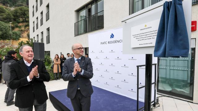 Joan Castells, presidente ejecutivo de FIATC Seguros; y Raúl Moreno Montaña, secretario general de Derechos Sociales e Inclusión de la Generalitat de Cataluña, descubren la placa conmemorativa de la inauguración