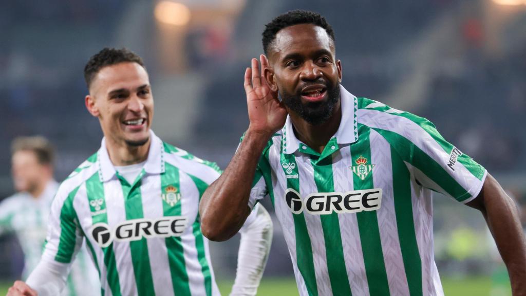 Cédric Bakambu celebra un gol con el Betis en la Conference League