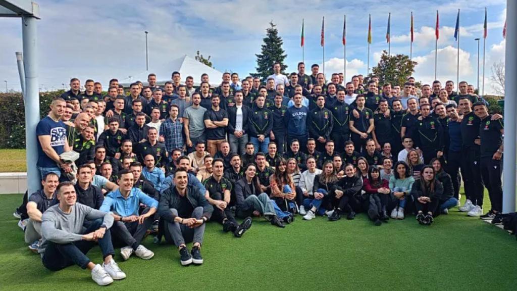 Los árbitros y árbitras del fútbol español, después de una reunión