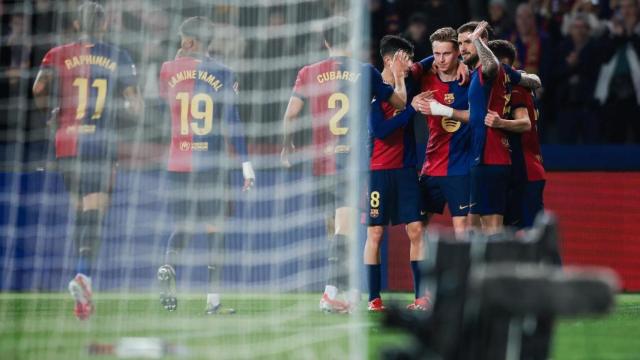 Los jugadores del Barça celebran la victoria contra el Rayo en Montjuïc