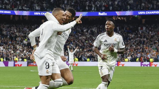 Bellingham abraza a Mbappé durante la victoria del Real Madrid contra el City de Pep
