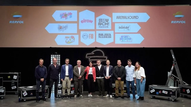 François Jozic, fundador de Brunch Electronik, (2i), en una presentación con Forbes