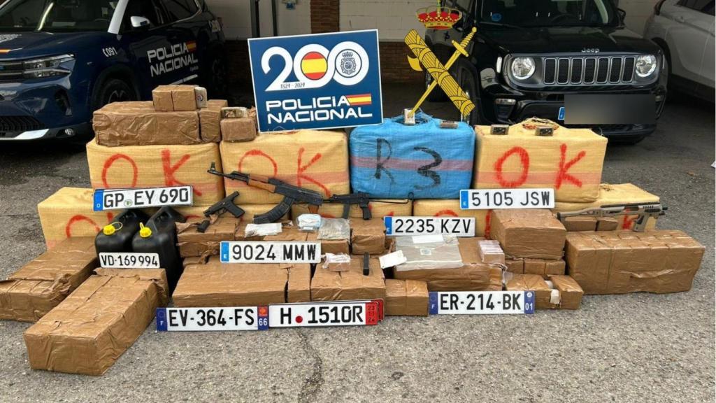 Parte de la droga, las armas y las matrículas intervenidas en un operativo de la Policía Nacional y la Guardia Civil en Cataluña