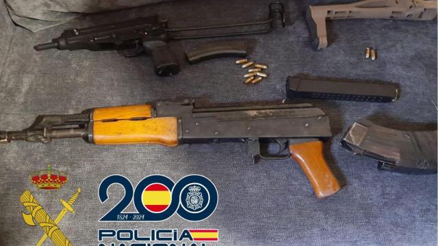 Algunas de las armas que se intervinieron en la finca sita en la provincia de Girona