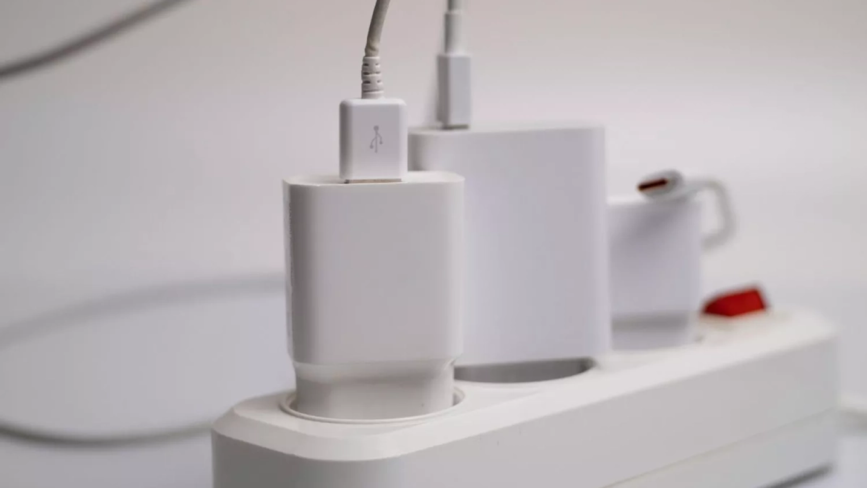 Una regleta llena de cargadores