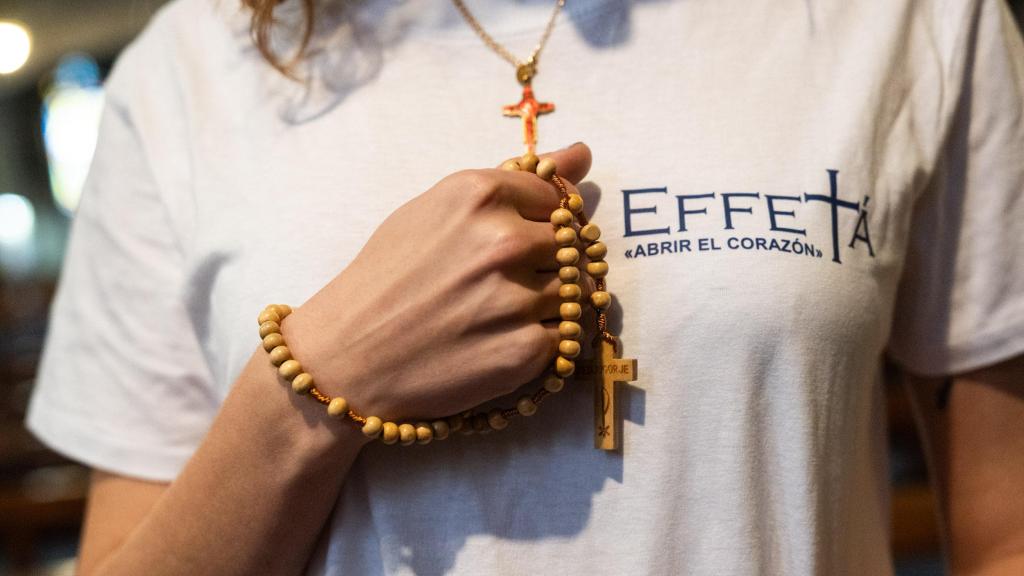 Una 'caminante' de Effetá sostiene un rosario