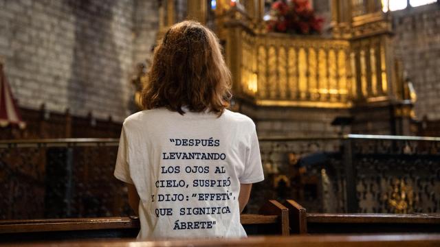 Una joven, en una iglesia, tras participar en Effetá