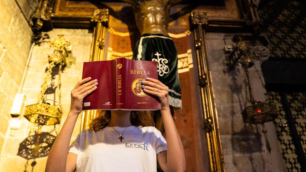 Una 'caminante' de Effetá lee la Biblia en una iglesia