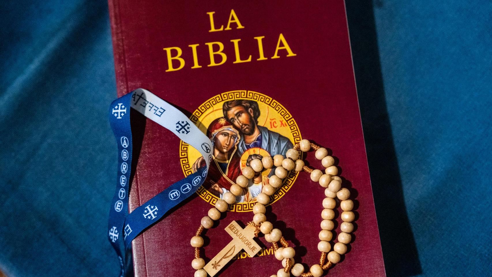 Una pulsera identificativa de Effetá, junto a una 'Biblia' y un rosario