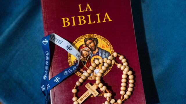 Una pulsera identificativa de Effetá, junto a una 'Biblia' y un rosario