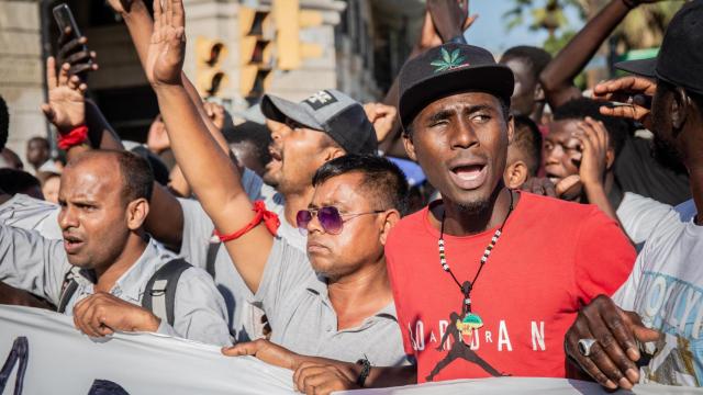 Vendedores del top manta en una manifestación de protesta en Barcelona contra la represión policial