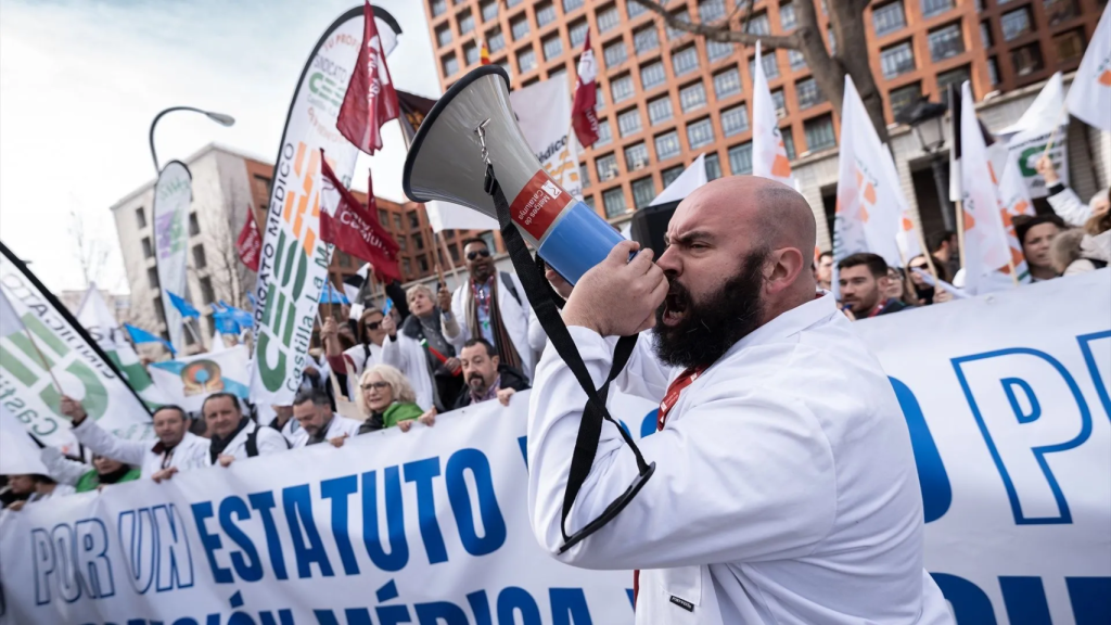 Una protesta de médicos contra la reforma del Estatuto Marco ante Sanidad en Madrid, en imagen de archivo