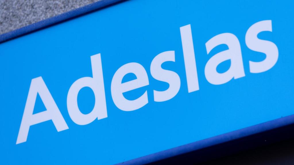 Exterior de una clínica dental de Adeslas, a 27 de enero de 2025, en Madrid (España)