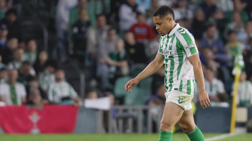 Vitor Roque, frustrado, después de salir expulsado en un partido de Conference League