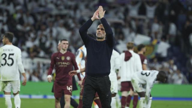 Pep Guardiola aplaude el apoyo de los aficionados del Manchester City en el Bernabéu