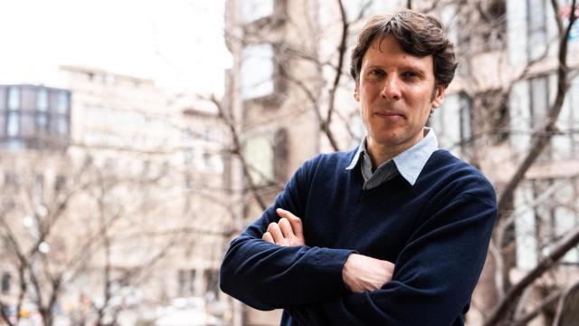 El periodista, escritor y músico Fidel Moreno, en el balcón de la redacción de 'Letra Global'