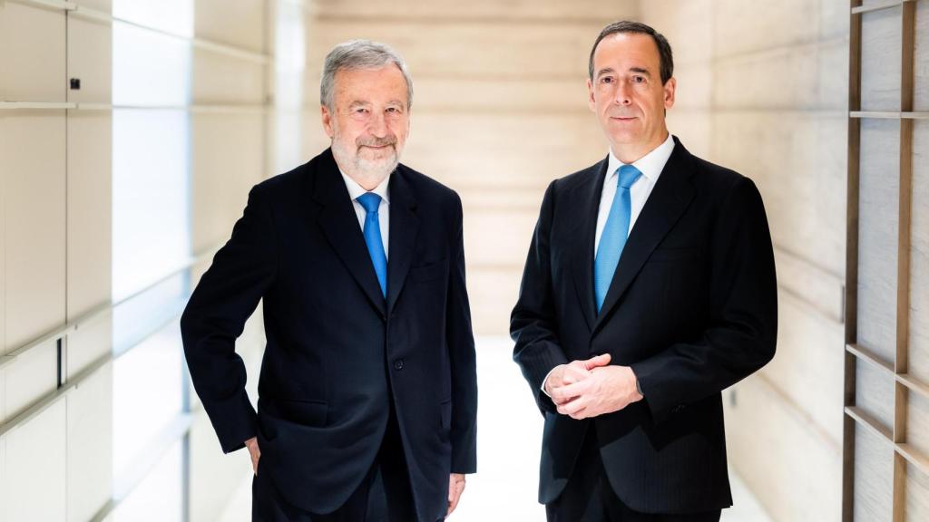 El president de Caixabank, Tomás Muniesa (esq.), i el conseller delegat, Gonzalo Gortázar / CAIXABANK